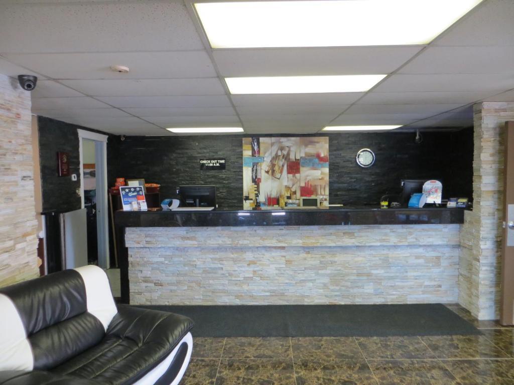 Super 8 By Wyndham Red Deer Hotel Luaran gambar