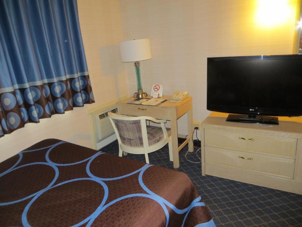 Super 8 By Wyndham Red Deer Hotel Bilik gambar