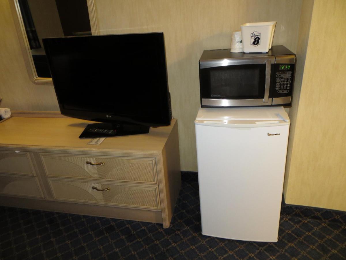 Super 8 By Wyndham Red Deer Hotel Luaran gambar